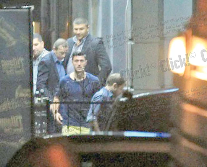 
    Ciprian Marica a fost  însoţit de doi prieteni şi  nu s-a ferit să folosească  uşa principală atât la  intrare, cât şi la ieşire  