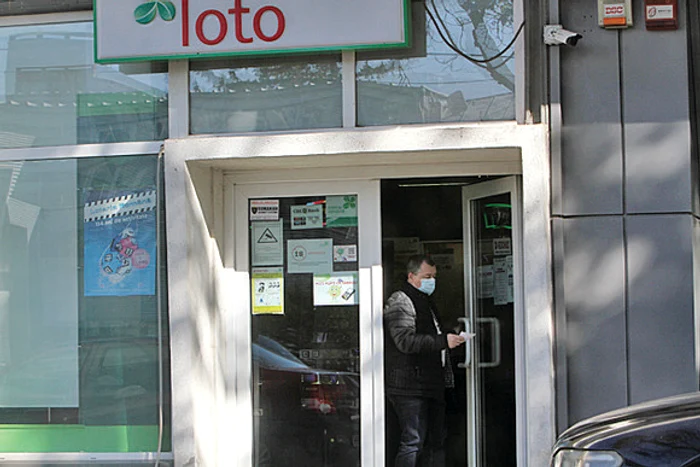 La intrarea în mall, agentul, o doamnă, s-a străduit să-și facă datoria Fotografii: Blitz