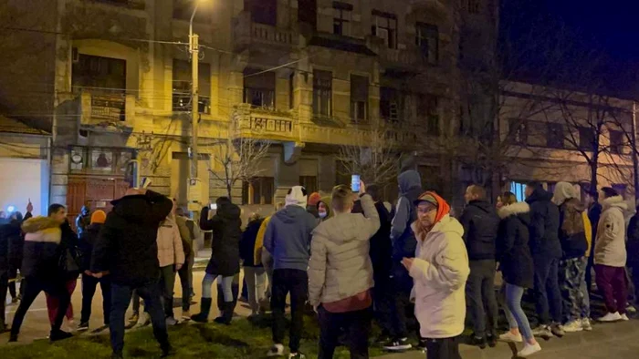 Protest în faţa casei lui Dominic Fritz FOTO Tion.ro