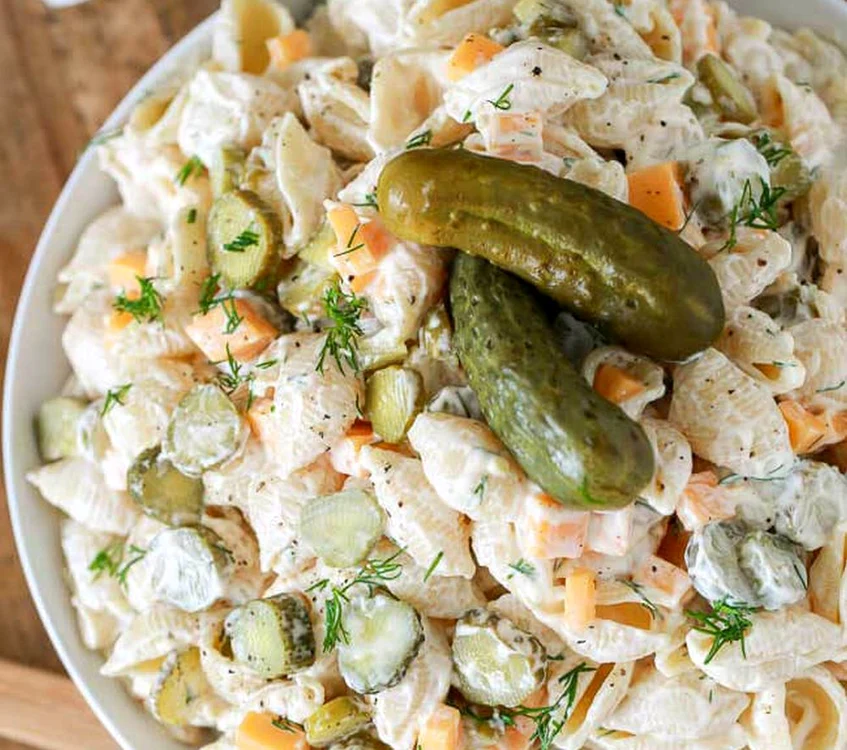 Salata de paste cu castraveciori murati jpeg