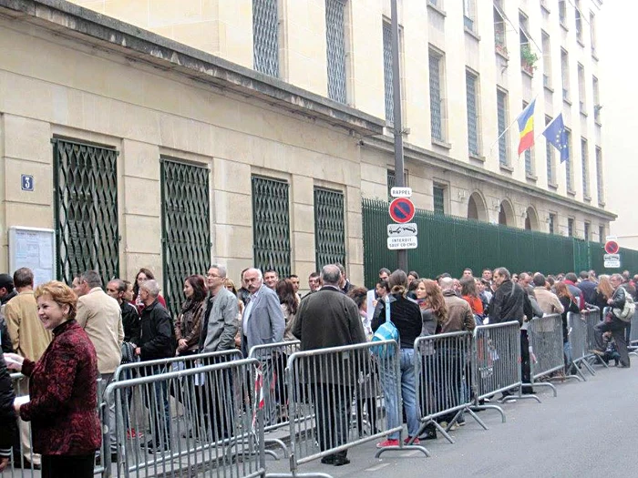 Paris, Franţa: Pe trotuarul din dreptul Ambasadei României nu s-a mai putut circula, de câţi oameni aşteptau să voteze