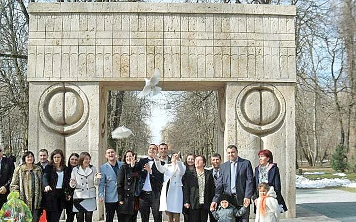 Multe perechi preferă să spună “Da“ în faţa operei lui Brâncuşi