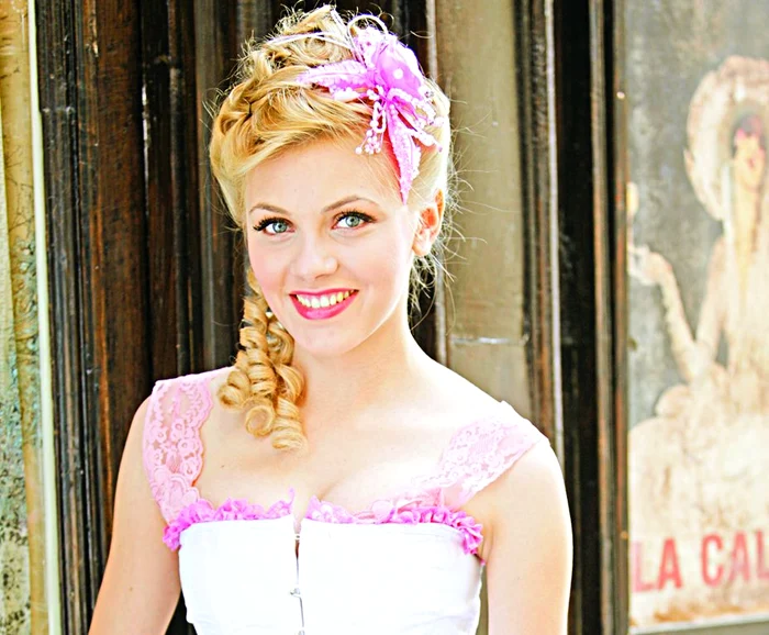 I-a plăcut în rochie de epocă, la filmările pentru serialul “Aniela”