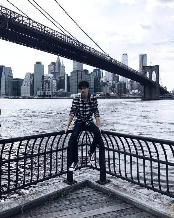 Eduard își construiește prezența online în jurul unei idei simple: să arate România așa cum o simte.