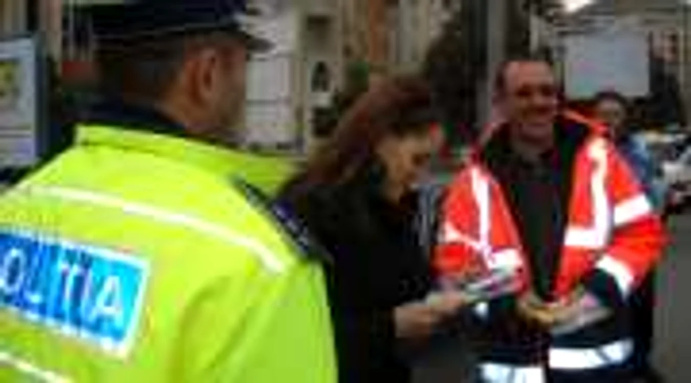 Poliţiştii au împărţit mărţişoare  şoferiţelor din Alba Iulia 
