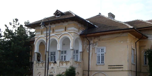 Târgoviştenii au rămas doar cu o siglă pe o clădire dărăpănată