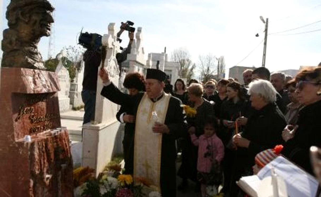 Bustul lui Jean Constantin a fost aşezat pe cruce