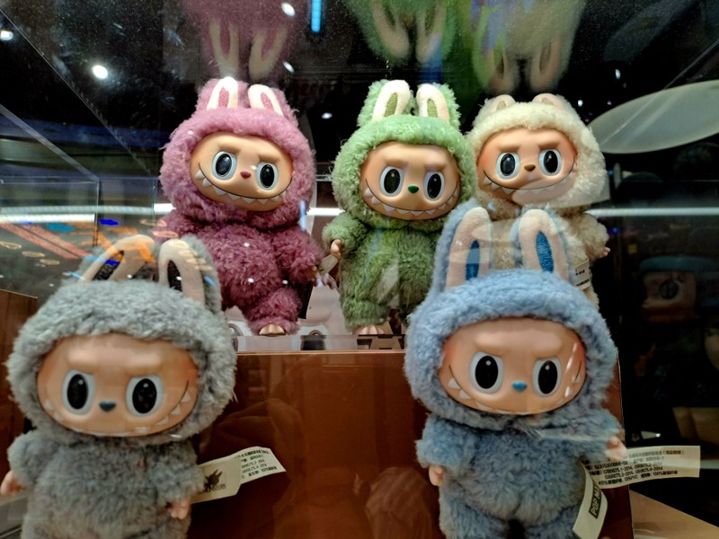 Rusinja »prodala dušo« za nakup lutk Labubu, cerkev jo je poslala na psihiatrijo