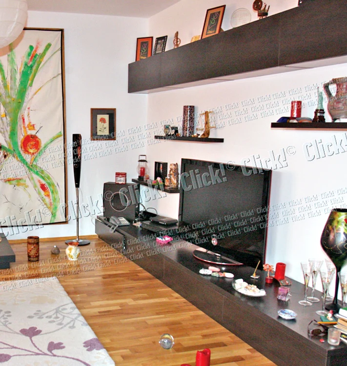 Iată un colţ din living.  Florile imprimate pe covor  sunt mov, culoarea  ei preferată