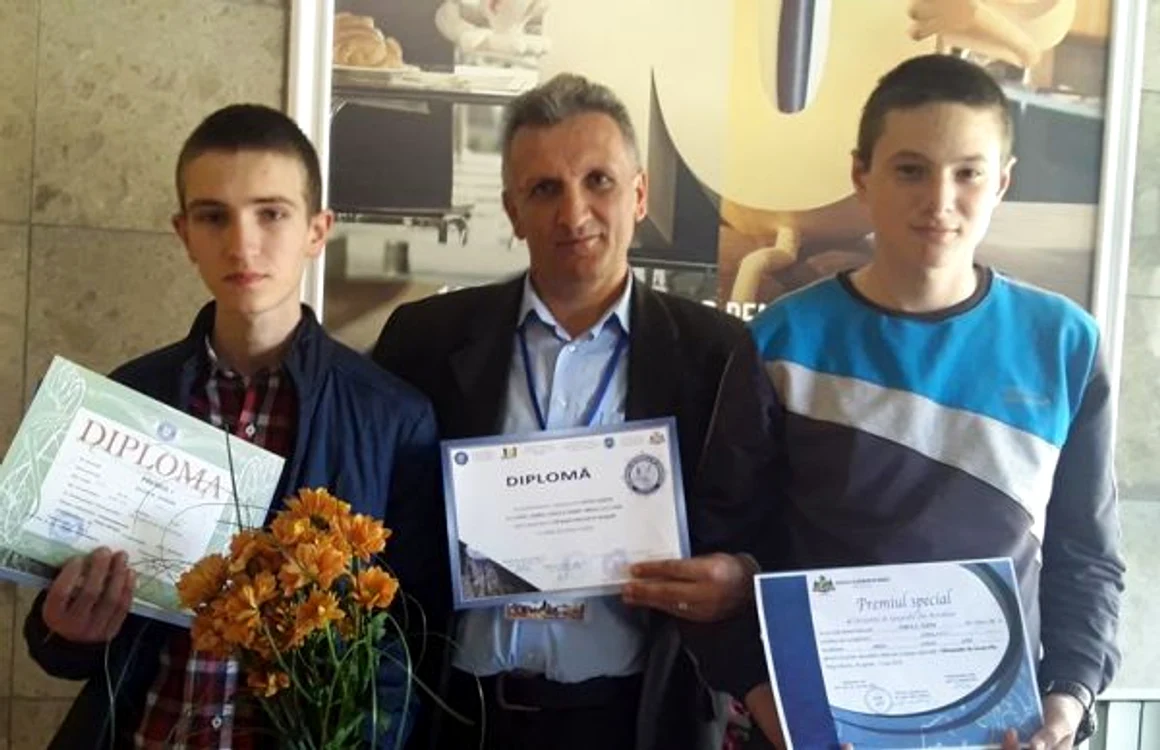 Câştigătorul premiului I, Ciprian Sicoe, alături de profesorul Leontin Costea şi Tudor Tomuş, care a obţinut o menţiune la Olimpiadă