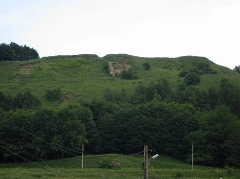 Cetatea Şcheia văzută de pe drumul Iţcani-Şcheia