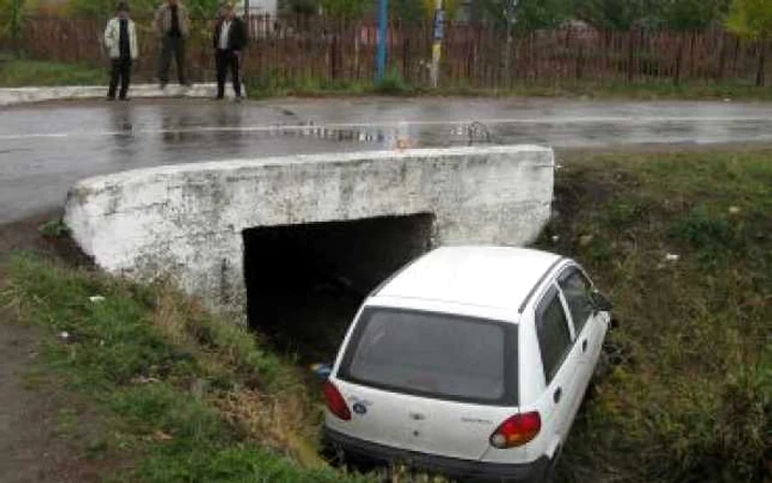 Botoşani: Un Matiz a plonjat în şanţ