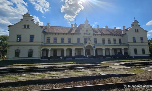 Gara municipiului Brad și anexele sale  Foto Daniel Guță ADEVĂRUL (1) jpg