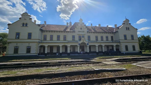 Gara municipiului Brad și anexele sale  Foto Daniel Guță ADEVĂRUL (1) jpg