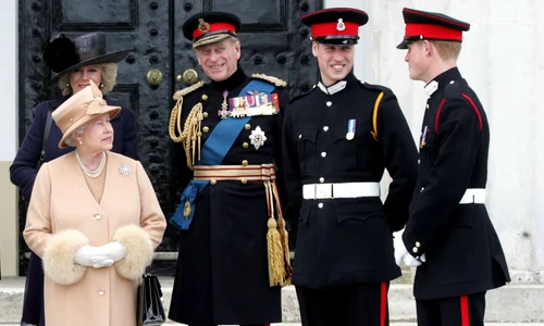 Regina, Printul William si Printul Harry in uniforma profimedia 0720719559 jpg