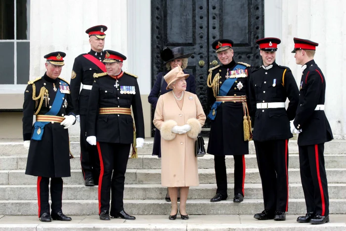 Regina, Printul William si Printul Harry in uniforma profimedia 0720719559 jpg