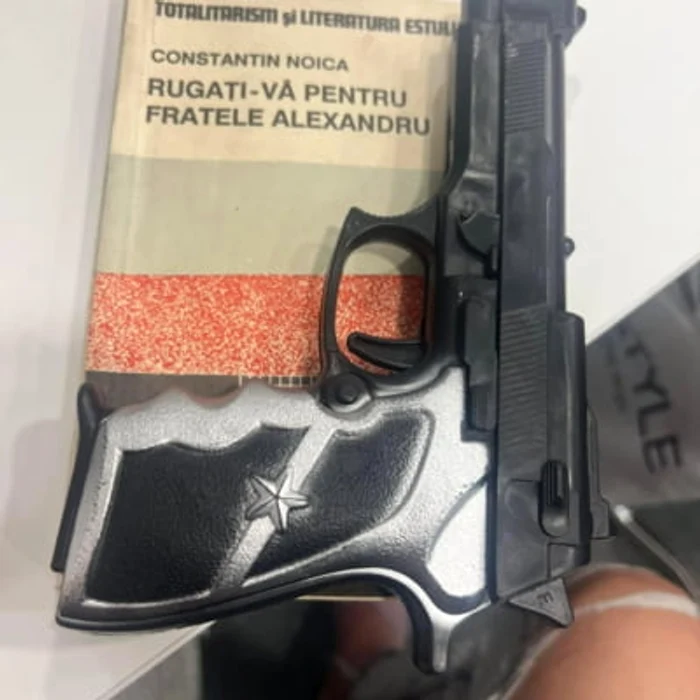 Fotografia cu pistolul așezat pe carte a fost postată cu 3 zile înainte de accident. Foto: Facebook