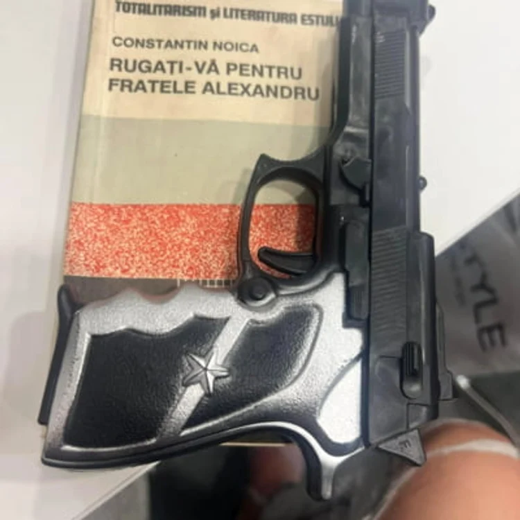 Fotografia cu pistolul așezat pe carte a fost postată cu 3 zile înainte de accident. Foto: Facebook