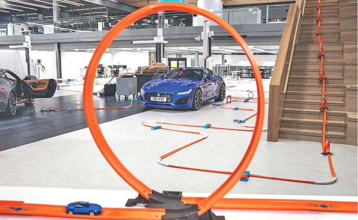 Mașinuța s-a dat de șapte ori peste cap pe circuitul lung de 13,5 metri