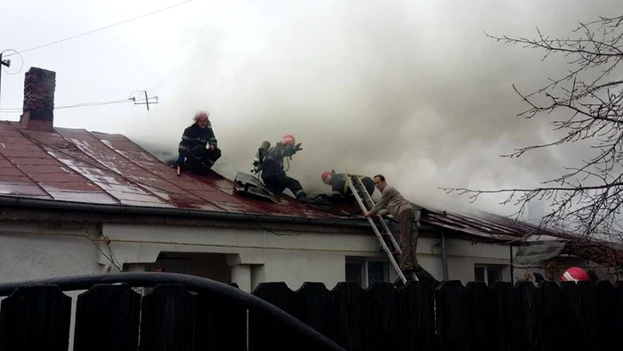 Incendiul se manifestă la nivelul acoperişului  FOTO: ISU Vrancea