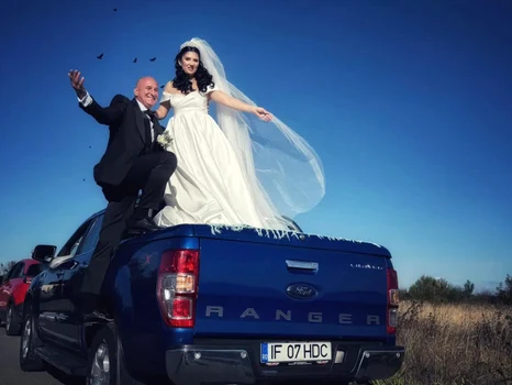 Cristian Caloeanu și Ionela Mariana pleacă cu autorulota în luna de miere foto: Facebook 