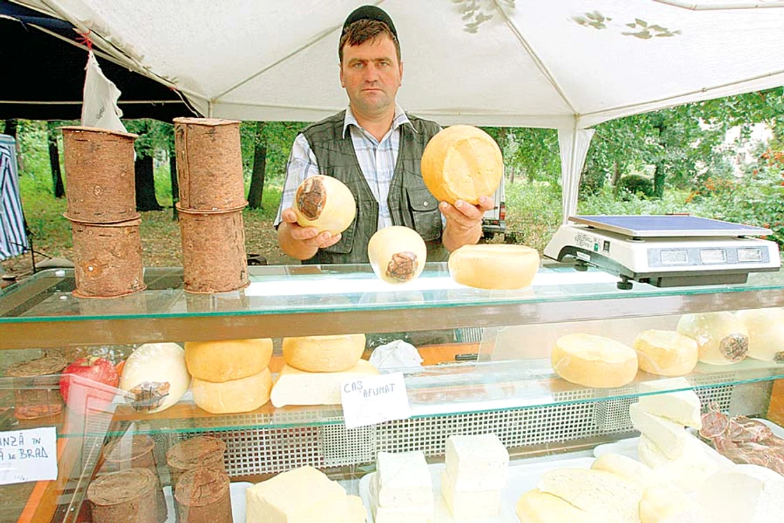 Oamenii vin la standurile special  amenajate pentru producătorii locali, dar majoritatea se uită şi pleacă