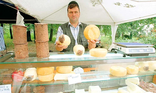 Oamenii vin la standurile special  amenajate pentru producătorii locali, dar majoritatea se uită şi pleacă jpeg