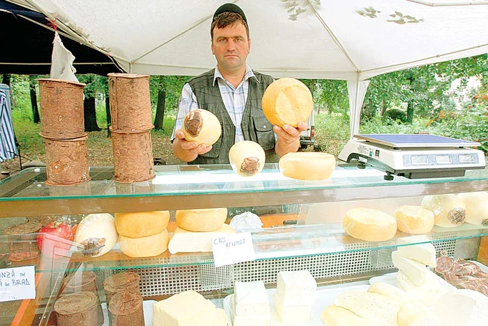 Oamenii vin la standurile special amenajate pentru producătorii locali, dar majoritatea se uită şi pleacă