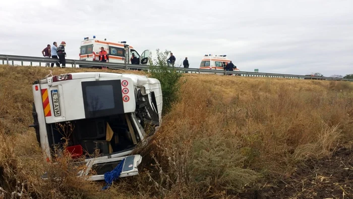 Microbuzul s-a răsturnat pe câmp FOTO ISU Călăraşi