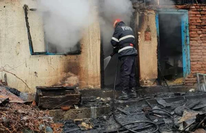 Din păcate, pompierii n-au mai avut ce să salveze Foto ISU Argeş