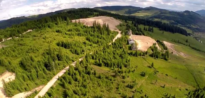 Groapa de gunoi din Pasul Mestecăniş, una dintre cele mai mari aberaţii construite din fonduri europene. FOTO www.svnews.ro