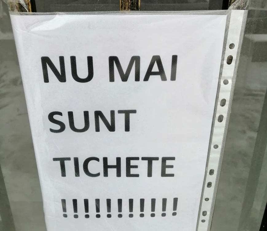 Centrele de vacinare au afişat la intrare informaţia că nu mai au tichete FOTO: Ştefan Borcea