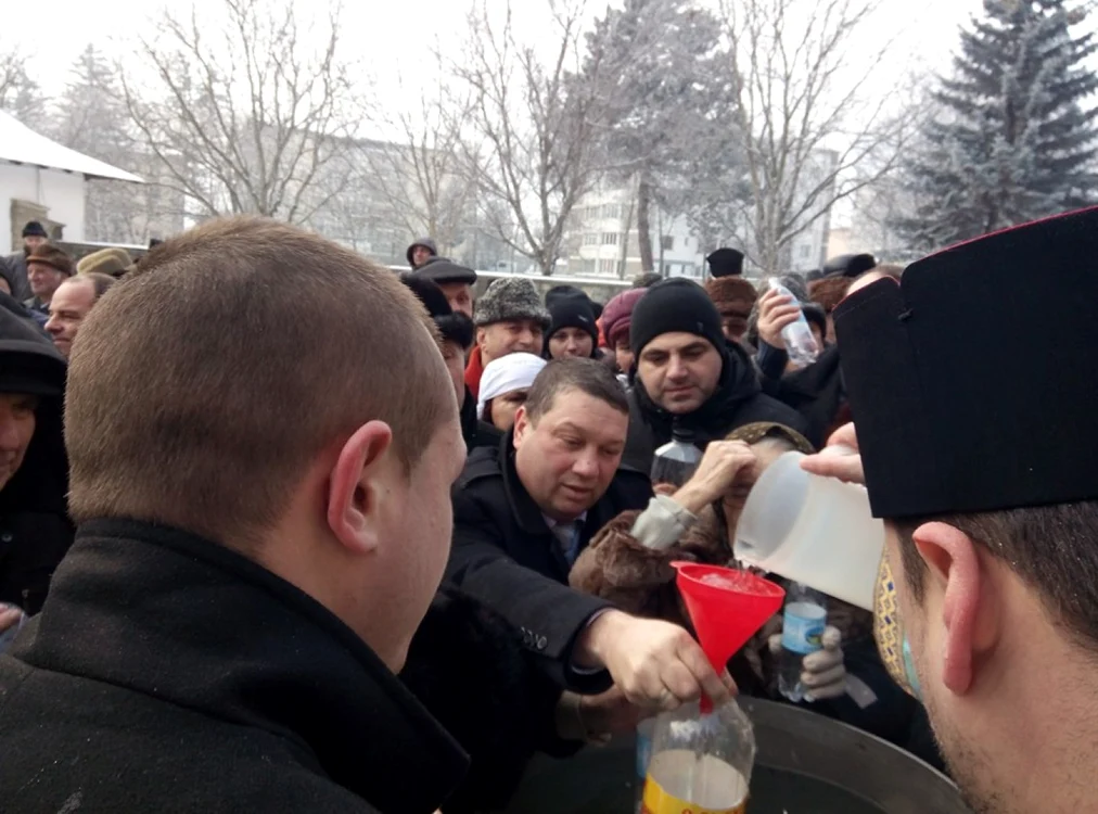 1.000 de suceveni au înfruntat gerul ca să ia Agheasma Mare. FOTO: Dănuţ Zuzeac