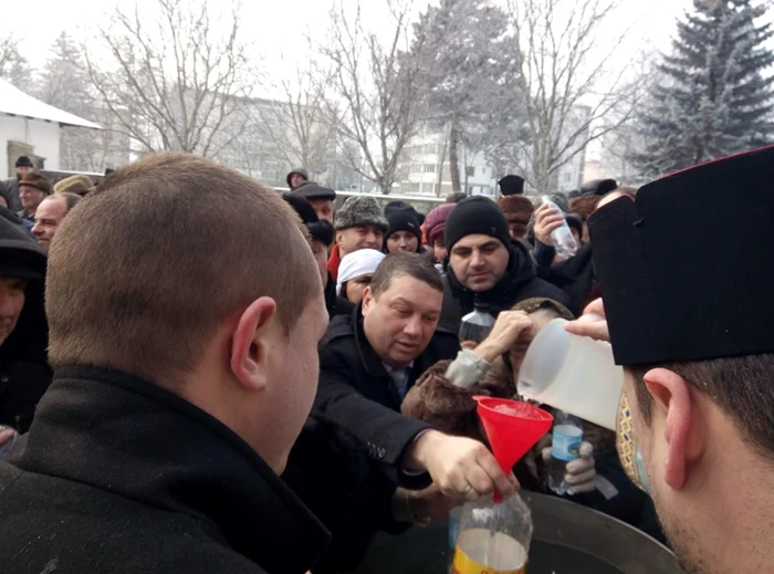 1.000 de suceveni au înfruntat gerul ca să ia Agheasma Mare. FOTO: Dănuţ Zuzeac