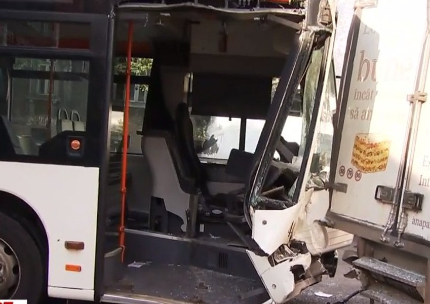 Autobuz STB implicat într-un accident grav în Capitală. Șoferul și trei pasageri au ajuns la spital VIDEO
