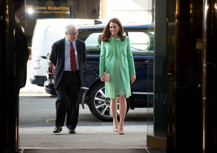 Verdele mentă a fost alegerea lui Kate și când era însărcinată cu prințul Louis. Aici, purtând Jenny Packham, unul dintre designerii ei preferați