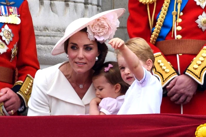 Kate Middleton, alături de micuţii Charlotte şi George