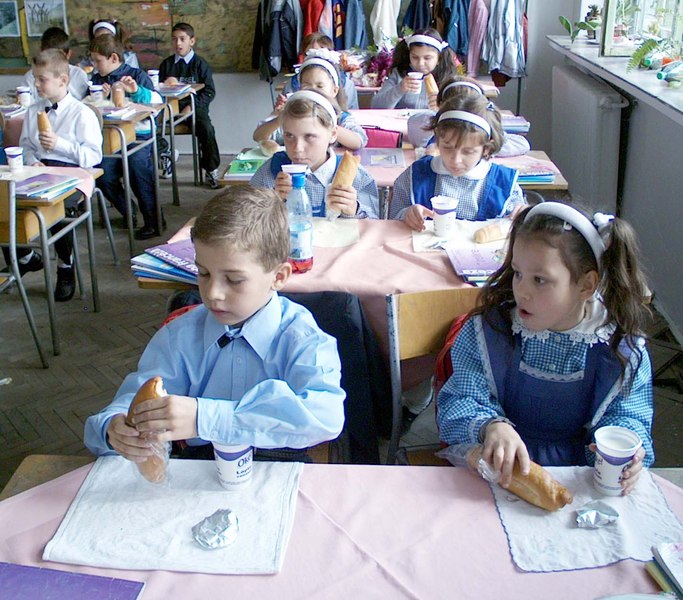 Viitorul elevilor din România, echivalentul unei mese calde de 15 lei. Ministrul Educației, despre ce mai înseamnă „Cornul și laptele“