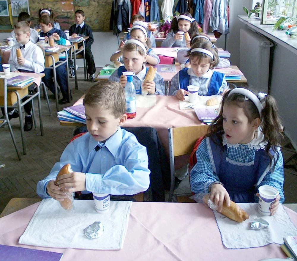 Viitorul elevilor din România, echivalentul unei mese calde de 15 lei. Ministrul Educației, despre ce mai înseamnă „Cornul și laptele“