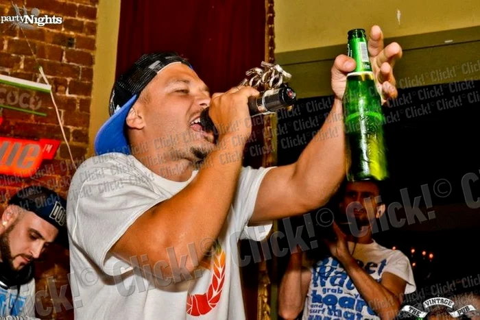 
    Puya, show total în club!  