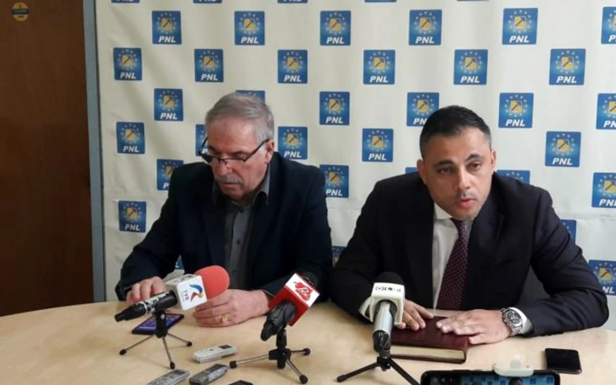 Liviu Voiculescu (dreapta) este noul candidat al PNL  la Primăria Slatina FOTO: Alina MItran