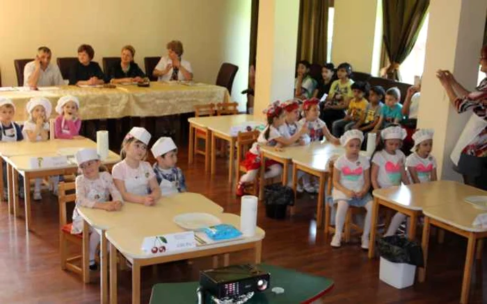 Piticii s-au luptat pentru şorţul Petit Chef şi titlul de cei mai buni bucătari - foto: Adrian Caraba