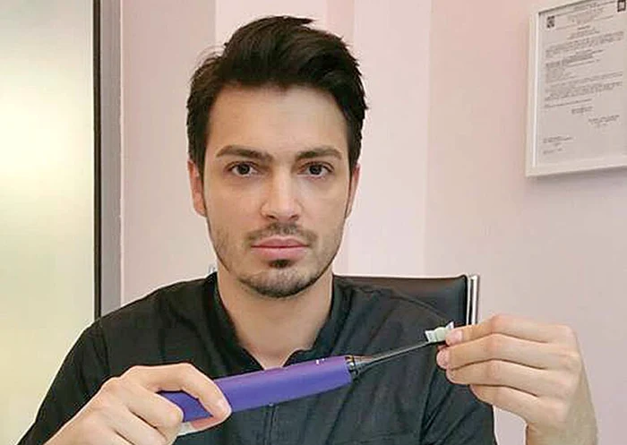 
    Medicul stomatolog  Valentin Răducanu  spune că cele mai  eficiente sunt  periuţele electrice  