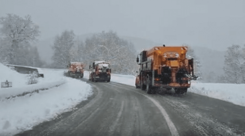 A nins pe Transalpina: lucrătorii de la Drumurile Naționale au intervenit cu trei utilaje de deszăpezire VIDEO