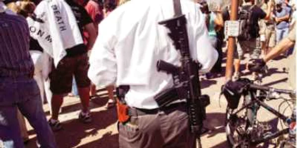 Obama, aşteptat în Arizona  cu arme de asalt