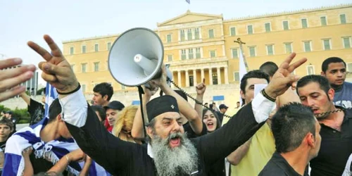Valurile de măsuri de austeritate din Grecia au declanşat greve generale care au scos în stradă toate segmentele sociale 
