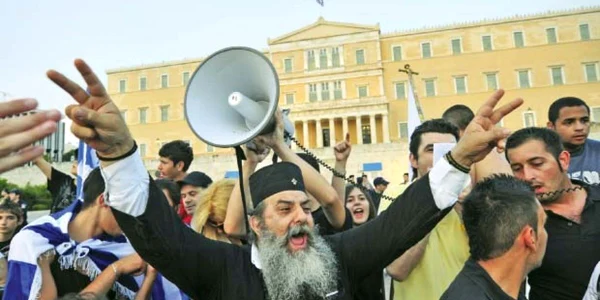 Valurile de măsuri de austeritate din Grecia au declanşat greve generale care au scos în stradă toate segmentele sociale