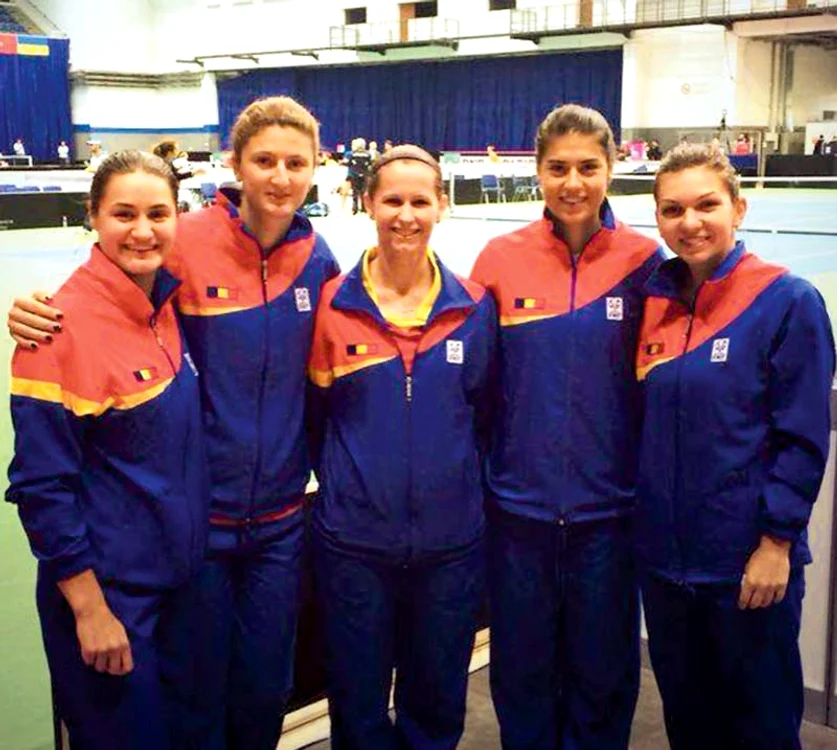 
    Monica Niculescu (54 WTA), Irina Begu (142 WTA), Alina Tecşor (căpitan nejucător), Sorana Cîrstea (26 WTA), Simona Halep  (10 WTA)  