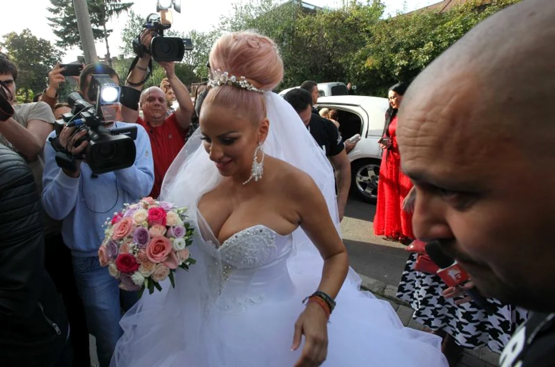 
    Sânziana Buruiană a purtat o rochie cu un corset neîncăpător pentru sânii uriaşiFoto: Sever Gheorghe  