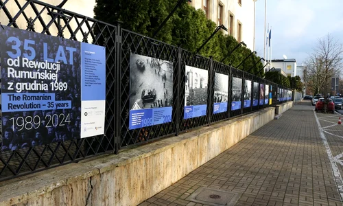Revoluţia Română la 35 de ani – expoziție de fotografie în aer liber la Varșovia (© ICR)